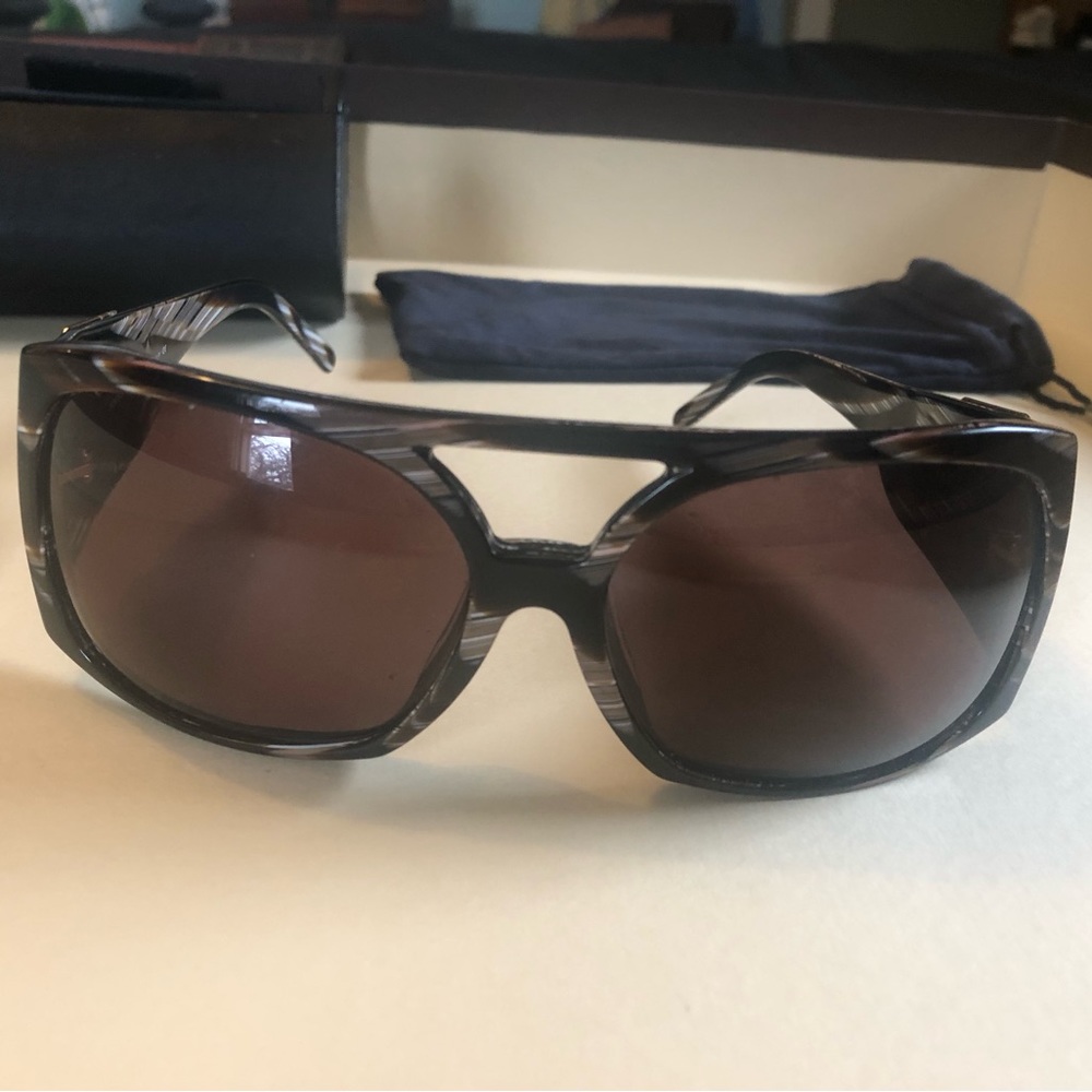 D & G Tortoise Shell Sunglasses With Case & Dust … - image 6